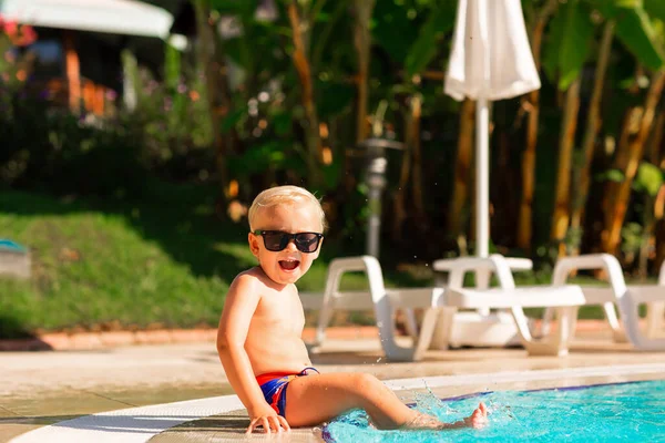 快乐的小男孩在度假胜地的游泳池里玩得很开心 儿童暑假的概念 — 图库照片