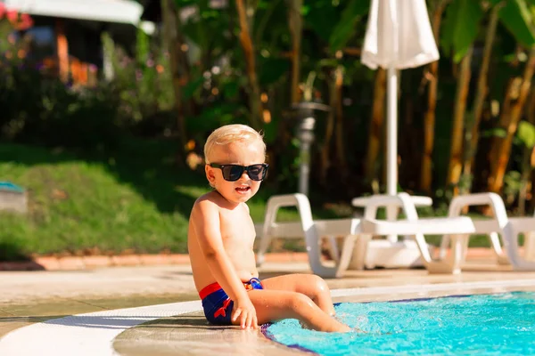 Glücklicher Kleiner Junge Der Sich Pool Des Resorts Vergnügt Sommerurlaub — Stockfoto