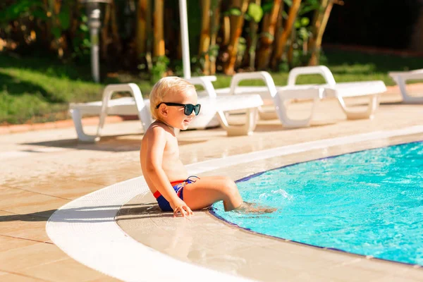 Glücklicher Kleiner Junge Der Sich Pool Des Resorts Vergnügt Sommerurlaub Stockbild
