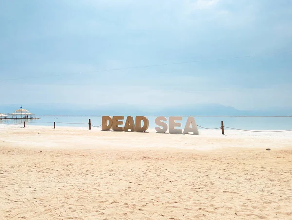 Blick Die Landschaft Auf Salzkristallformationen Toten Meer Klares Cyangrünes Ruhiges Stockbild