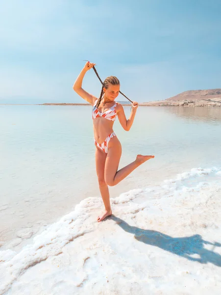 Beautigul Flicka Baddräkt Döda Havet Salt Kristaller Bildande Kustlinje Klar — Stockfoto