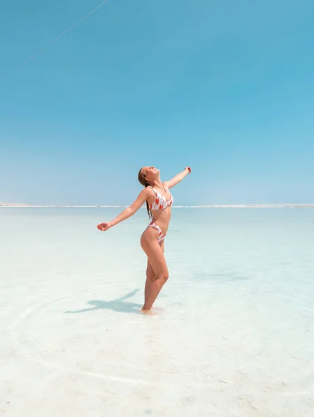 死海塩の結晶形成海岸線で水着で美しい少女は 明確なシアン緑色の水Einボケビーチ イスラエルで 死海リゾートの休日 — ストック写真