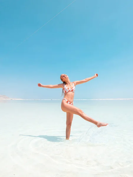 Schönes Mädchen Badeanzug Der Küste Der Salzkristalle Des Toten Meeres — Stockfoto