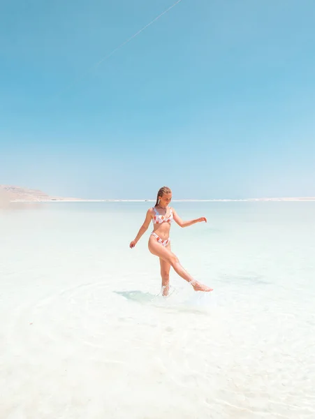 Schönes Mädchen Badeanzug Der Küste Der Salzkristalle Des Toten Meeres Stockbild
