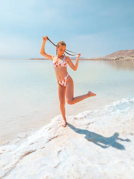 Beautigul Meisje Zwempak Dode Zee Zout Kristallen Formatie Kustlijn Helder — Stockfoto