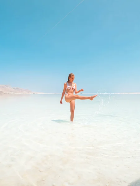 Schönes Mädchen Badeanzug Der Küste Der Salzkristalle Des Toten Meeres lizenzfreie Stockbilder