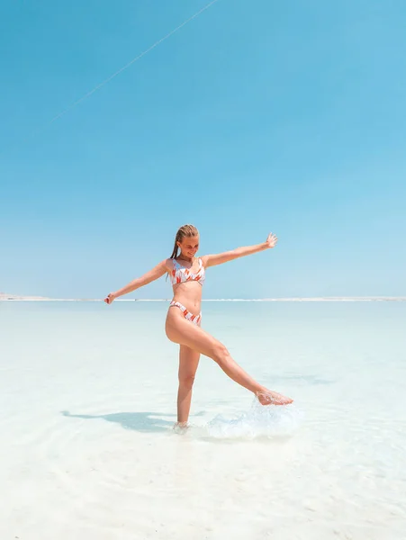Schönes Mädchen Badeanzug Der Küste Der Salzkristalle Des Toten Meeres Stockfoto