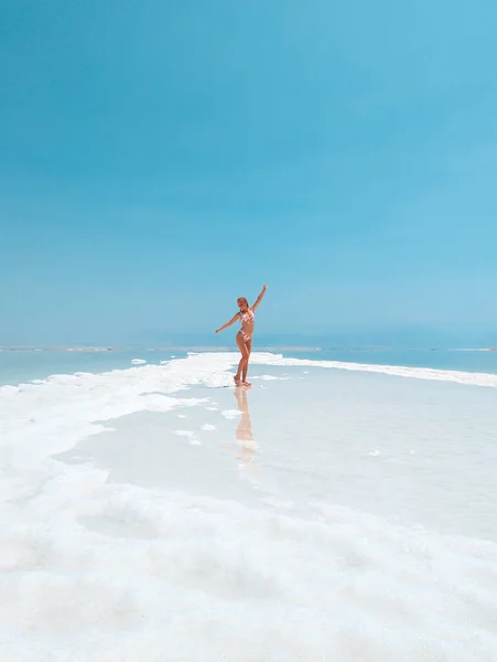 Schönes Mädchen Badeanzug Der Küste Der Salzkristalle Des Toten Meeres Stockfoto