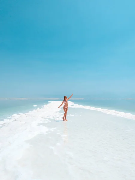 Schönes Mädchen Badeanzug Der Küste Der Salzkristalle Des Toten Meeres lizenzfreie Stockbilder