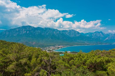 Kemer, Antalya, Türkiye Kemer, Antalya, Akdeniz, Türkiye ve Lycia yakınlarında güzel bir kıyı manzarası var. Hoşya Yolu Lician Yolu