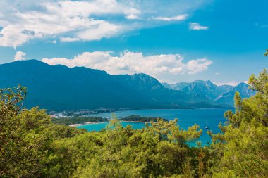 Kemer, Antalya, Türkiye Kemer, Antalya, Akdeniz, Türkiye ve Lycia yakınlarında güzel bir kıyı manzarası var. Hoşya Yolu Lician Yolu