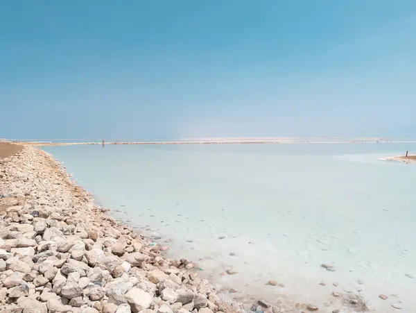 Blick Die Landschaft Auf Salzkristallformationen Toten Meer Klares Cyangrünes Ruhiges Stockbild