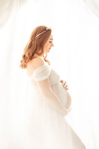 Mooie Roodharige Middelbare Leeftijd Zwangere Vrouw Verwacht Een Baby Thuis Stockafbeelding
