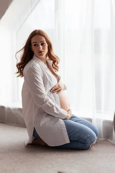 Gyönyörű Vörös Hajú Középkorú Terhes Vár Egy Babát Otthon Stock Fotó