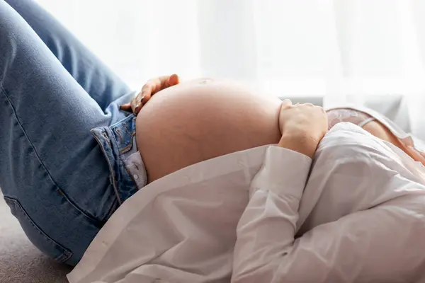 Крупный План Живота Беременной Женщины Ожидающей Ребенка Лежащего Кровати Стоковая Картинка