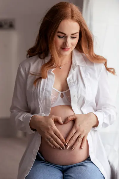 Mulher Grávida Meia Idade Ruiva Bonita Esperando Bebê Com Mãos Fotos De Bancos De Imagens