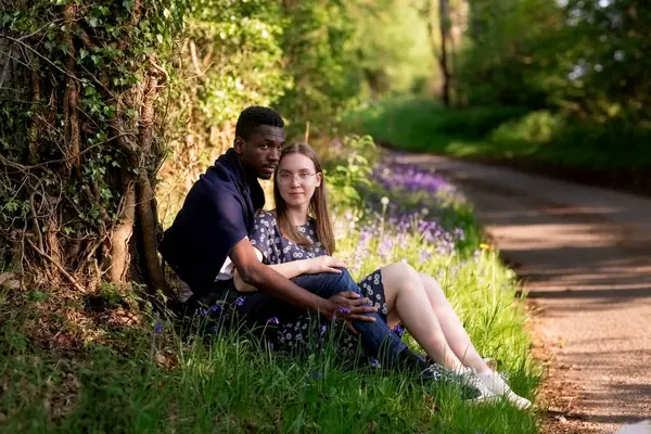 Genç bir çift, açık havada yaz gününün tadını çıkarıyor. Siyah bir adam ve beyaz bir kadın, doğal bir bahçe bahçesinde birlikte. Romantizm, sevgi ve çeşitliliği barışçıl, güneşli bir ortamda ifade ediyorlar.