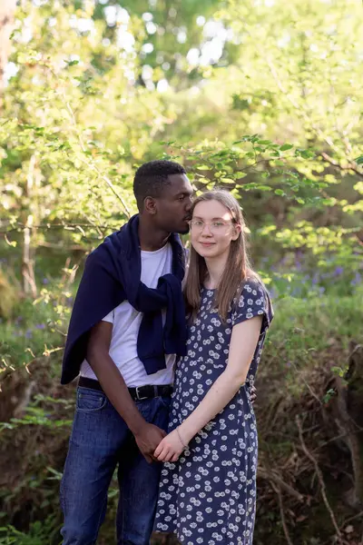 Genç bir çift, açık havada yaz gününün tadını çıkarıyor. Siyah bir adam ve beyaz bir kadın, doğal bir bahçe bahçesinde birlikte. Romantizm, sevgi ve çeşitliliği barışçıl, güneşli bir ortamda ifade ediyorlar.