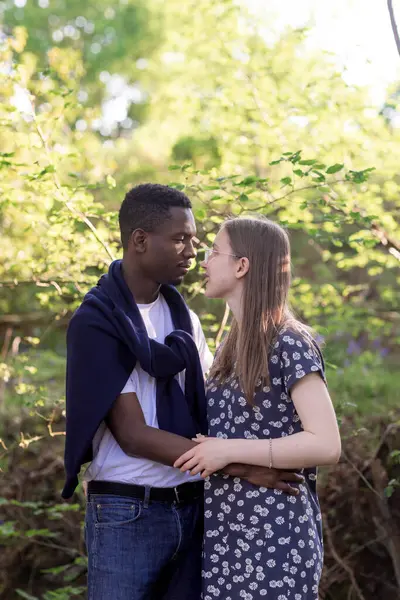 Genç bir çift, açık havada yaz gününün tadını çıkarıyor. Siyah bir adam ve beyaz bir kadın, doğal bir bahçe bahçesinde birlikte. Romantizm, sevgi ve çeşitliliği barışçıl, güneşli bir ortamda ifade ediyorlar.