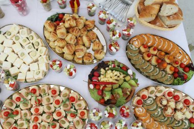 Doğum günü partisi büfesi farklı atıştırmalıklar ve aperatiflerle