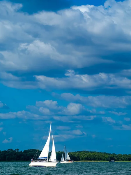 Velero Blanco Navegando Lago Día Soleado Verano Con Nubes Cielo —  Fotos de Stock