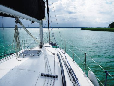 Yelkenli yat yağmurdan önce bir gölde yelken açıyor.