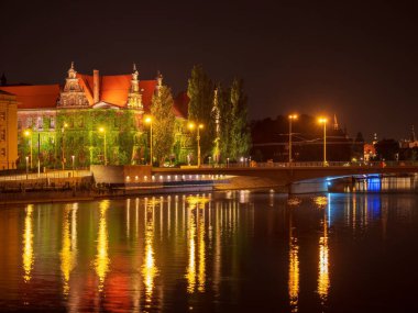 Oder Nehri ve Ulusal Müze 'deki Wroclaw şehri gece görüşü. Wroclaw veya Breslau eski ve güzel bir turistik şehirdir.