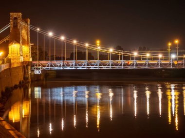 Oder nehri boyunca köprünün üzerinde Wroclaw şehri gece görüşü. Eski ortaçağ Polonyalı şehri, Wroclaw veya Breslau, ünlü ilgi odağı.
