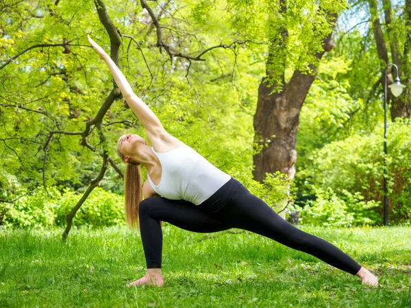 Young Pretty Blond Woman Practicing Yoga Outdoor Park Sunny Summer — Stock Photo, Image