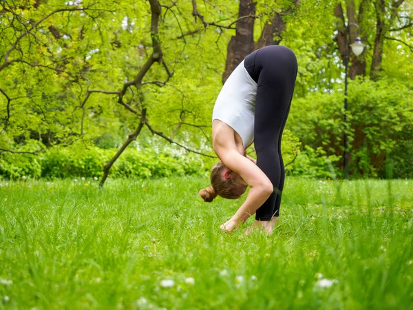 Young Pretty Blond Woman Practicing Yoga Outdoor Park Sunny Summer — Stock Photo, Image