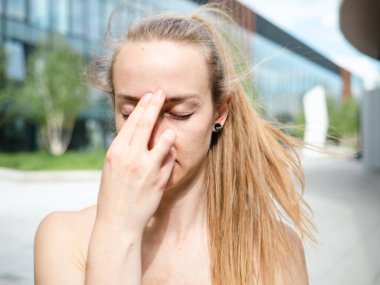 Genç kadın dışarıda yoga yapıyor ve pranayama yapıyor. Özel yoga nefes alıştırması.