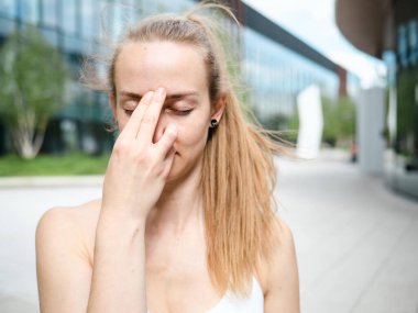 Genç kadın dışarıda yoga yapıyor ve pranayama yapıyor. Özel yoga nefes alıştırması.