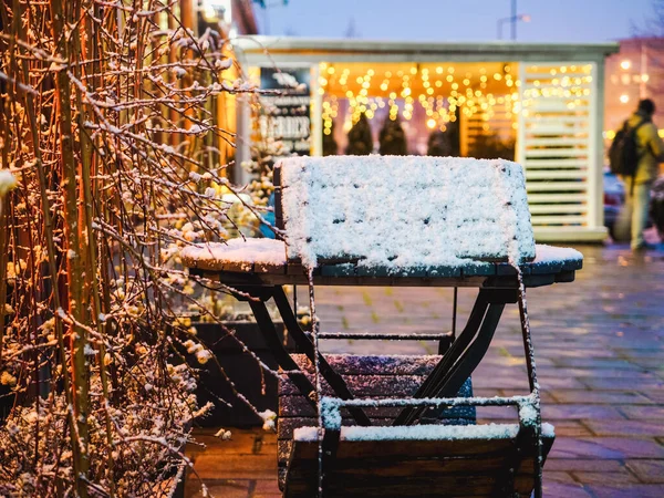 Café Tisch Und Stuhl Freien Mit Schnee Bedeckt Winterabend — Stockfoto