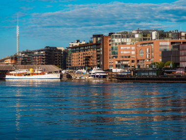Modern şehir, kentsel mimari ve rıhtım manzarası