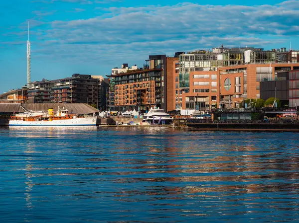 Modern şehir, kentsel mimari ve rıhtım manzarası