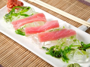 Çiğ balık, ton balığı ve deniz yosunu. Buz kaplı, Japon usulü.