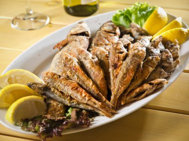 Limonla servis edilen kızarmış balık kırmızısı kefal balığı.