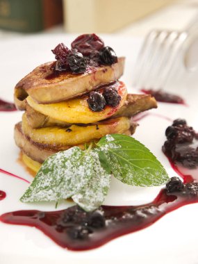 Ördek ya da kaz ciğerinden yapılmış gurme kaz ciğeri fırında armut ve böğürtlen şurubuyla servis edilir.