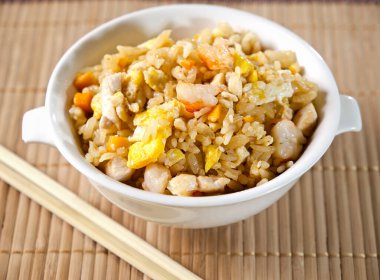 Beyaz kase kızarmış pirinç, karides, tavuk ve yumurta, Asya Çin mutfağı. Çubuklarla servis edilir.