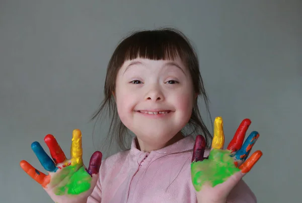 Χαριτωμένο Μικρό Παιδί Ζωγραφισμένα Χέρια Απομονωμένα Γκρι Φόντο — Φωτογραφία Αρχείου