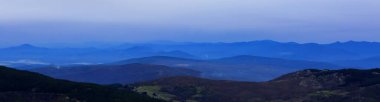 Extremadura İspanya 'daki Panoramik Mavi Dağlar