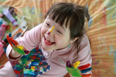 sevimli küçük kız boyalı ellerle