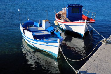 İskelede eski balıkçı tekneleri