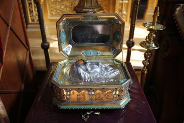 Aziz Andrew Havarisi 'nin başı Yunanistan' ın Athos Dağı 'ndaki Saint Andrew Skete' inde gümüş bir tabutta yatıyor.