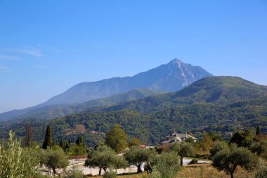 Athos Dağı - Yunanistan 'ın kuzeydoğusundaki Athos yarımadasında bir dağ. Karyes 'ten Görünüm
