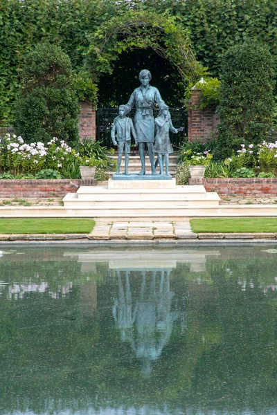 Socha Diany Dětí Zapadlé Zahradě Kensingtonského Paláce — Stock fotografie