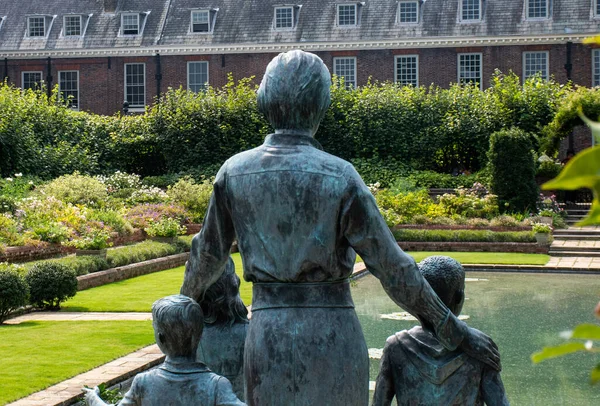 以肯辛顿王宫为背景的沉没花园的黛安娜和孩子们雕像 — 图库照片