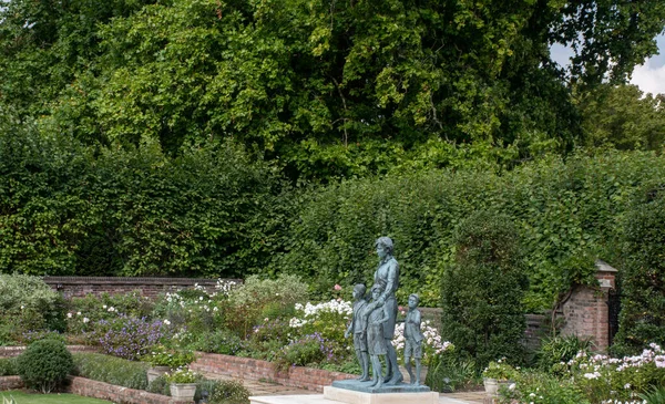 Posąg Diany Dzieci Sunken Garden Kensington Palace Ogrodem Tle — Zdjęcie stockowe