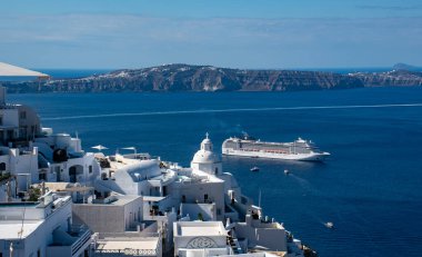 Fira Santorini Yunanistan -22 Eylül 2022: MSC Cruise Ship Musica Fira körfezinde