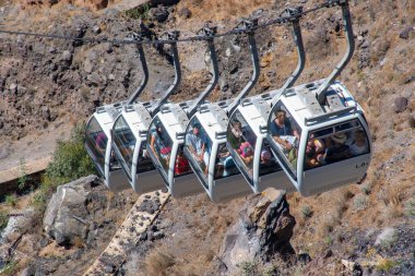 Fira Santorini Yunanistan -22 Eylül 2022: Fira Kabin Otomobili firması Santorini 'deki yolcular